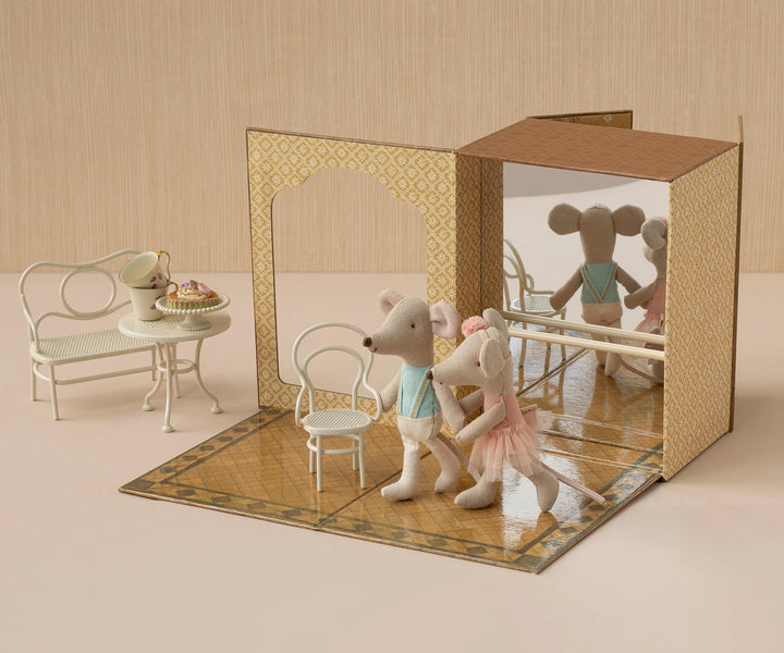 Ballet Mice in Dance Studio, Little Sister